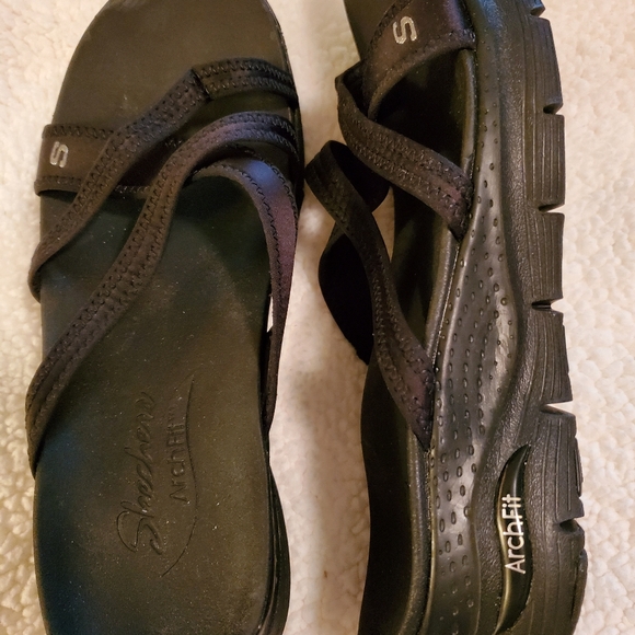 Skechers Women's ArchFit Size 10. Black and  straps. NWOT - Picture 4 of 7